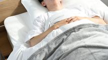 ｢いびき｣を放置すると最悪の場合､死に至る…耳鼻科医が｢今夜､確認して｣と呼びかける"理想的な枕の高さ"