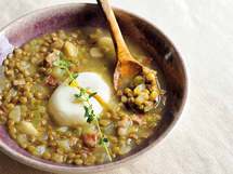 豆だくさんの食べるスープ「レンズ豆のスープ　ポーチドエッグ添え」のレシピ