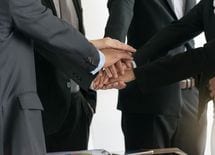 デキる職場は3人で"フラフープ"を運べる