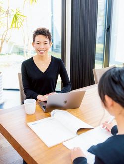 長女はダイニングテーブルで受験勉強をすることが多かったため、小竹さんはその横で見守るように仕事をしていた。