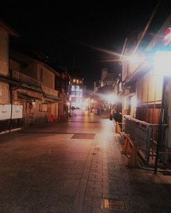 夜9時の祇園。こんなに人がいない光景を見るのは初めて。