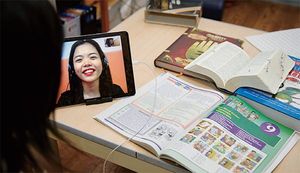 授業を行うフィリピン人のアナ先生。オンラインで自宅の居間で好きな時間に学習できる。生徒のレベルに合わせてテキストも指定してくれる。撮影＝黒坂明美