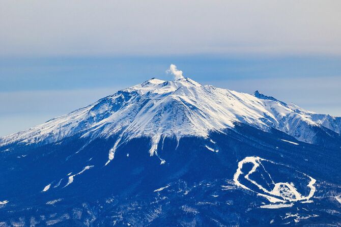 日本アルプスの乗鞍山から見た雪をかぶった御嶽山