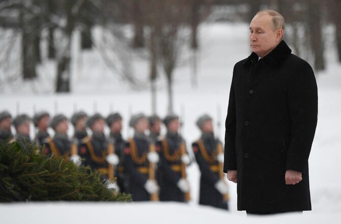 2022年1月22日、ロシアのプーチン大統領は、ロシアのサンクトペテルブルクにて、第2次世界大戦中のレニングラード包囲からの解放78周年を記念して、ピスカリョフスコエ記念墓地での花輪贈呈式に出席