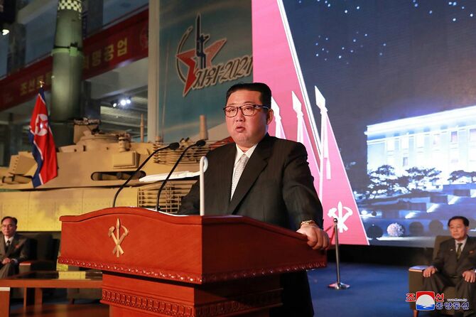 国防発展展覧会の開幕式で演説する北朝鮮の金正恩総書記