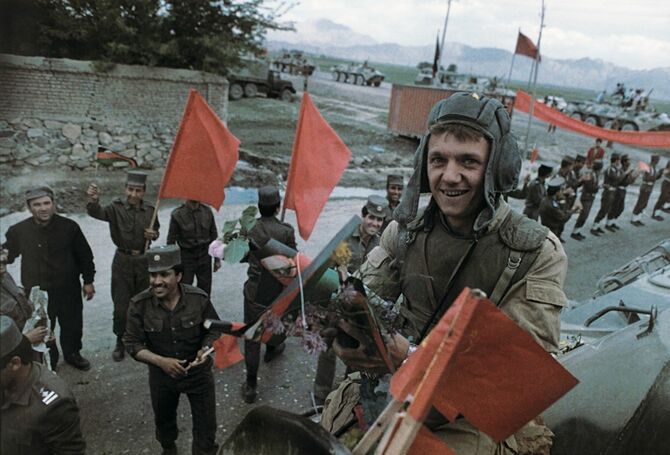 1988年05月15日アフガニスタン・カブール戦車から手をふるソ連軍兵士