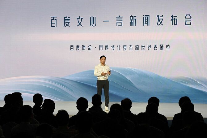 中国IT大手・百度の対話型人工知能（AI）について発表する李彦宏最高経営責任者（CEO）（中国・北京）＝2023年3月16日
