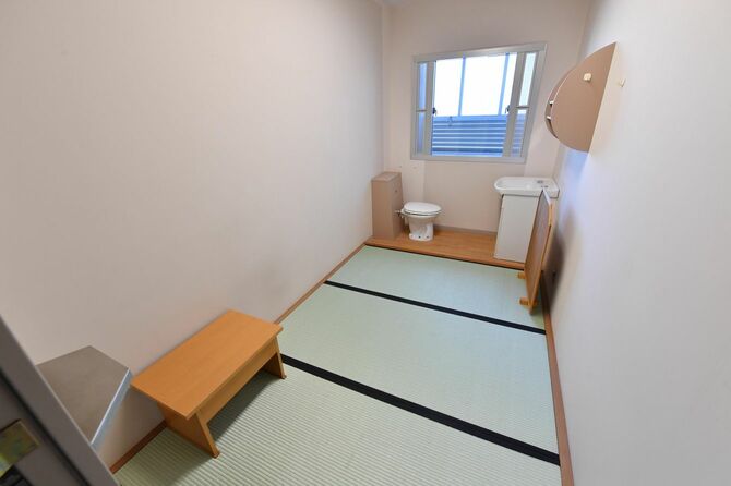 東京拘置所にある単独室の室内＝2018年6月7日、東京都葛飾区