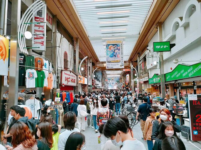 平日、休日を問わず、大須商店街には人があふれている