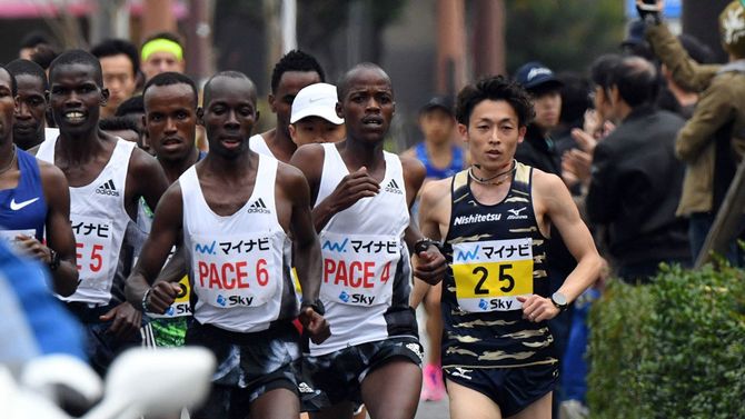 スタート直後、力走する福田穣（右、西鉄・当時）＝2019年12月1日、福岡市内［代表撮影］