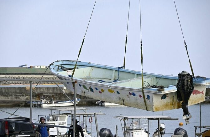 沖縄県名護市の辺野古漁港で引き揚げられる、転覆した船「平和丸」(2026年3月16日)