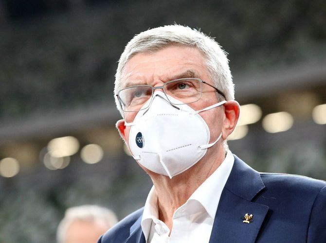 国立競技場を視察する国際オリンピック委員会（IOC）のトーマス・バッハ会長＝2020年11月17日、東京都新宿区［代表撮影］