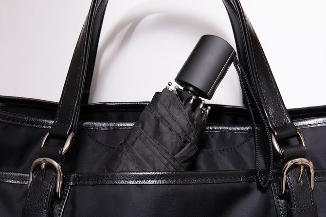 鞄に折りたたみ傘