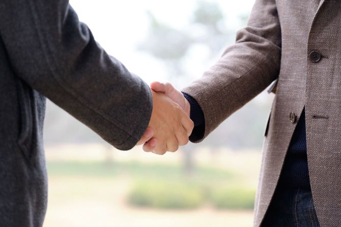 握手を交わす男性