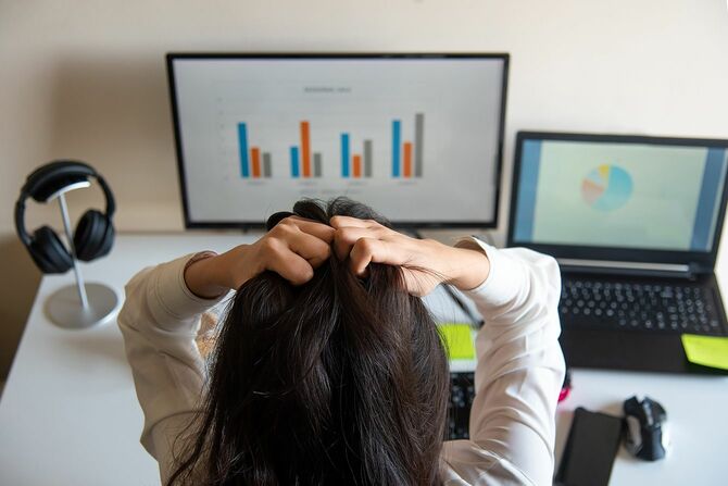 オフィスで頭を抱える女性