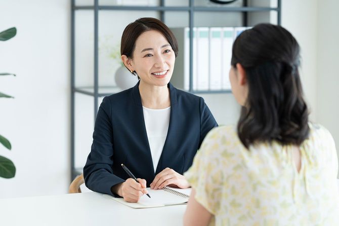 笑顔で話を聞く女性