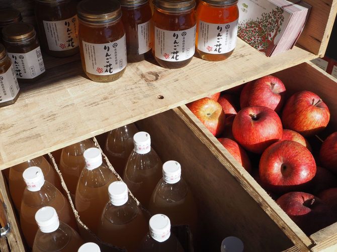 赤いリンゴ、はちみつ、ジュース