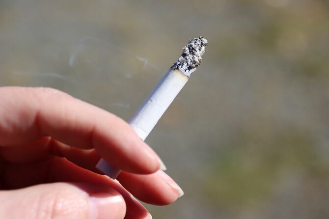 タバコを持つ手