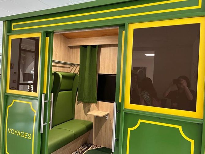 フランスのアルツハイマー村の電車のような部屋