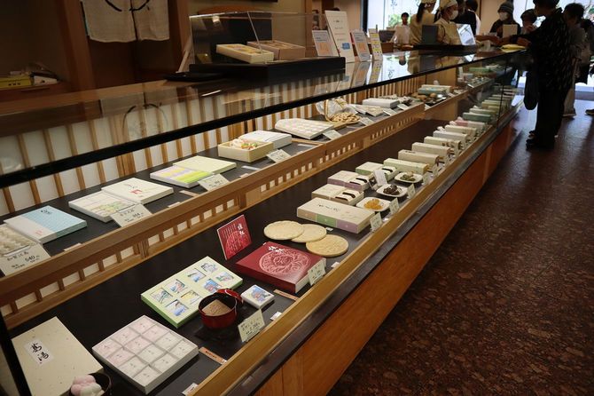 ほかの和菓子が並ぶカウンターに来る人は少なかった