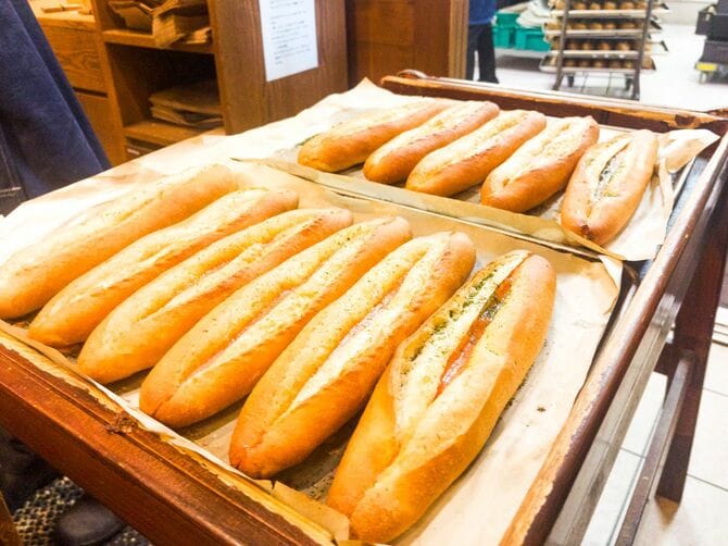 店内に並ぶ焼きたての明太フランス