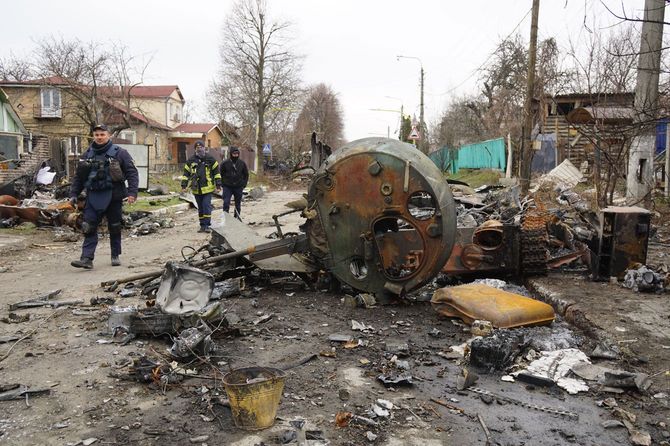 砲塔が吹き飛んだ戦車の残骸(2022.4.4)
