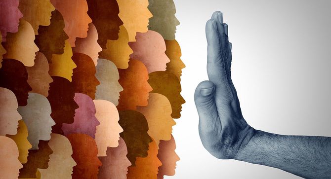 たくさんの顔の前に突き出された大きな手