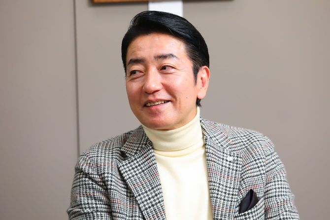 インタビューに応じる友成社長