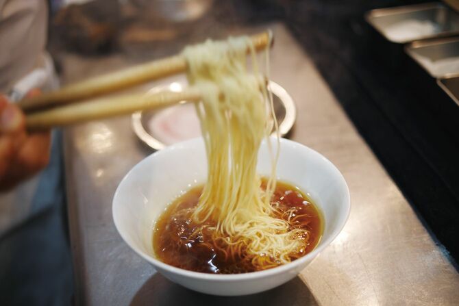 「スープに骨の感じがあるからラーメンだ」と飯田将太さんは語る