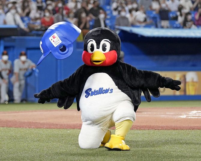 ホーム通算2千試合出場を達成し、帽子を使った恒例のパフォーマンスを披露するヤクルトのマスコット「つば九郎」＝2022年8月、神宮