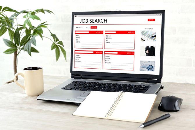 職探しのサイトの画面が表示されたPC