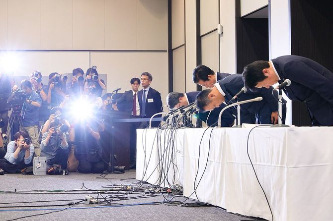 ビッグモーター、不正問題と新経営体制についての会見。頭を下げる兼重宏行社長（奥から2番目）ら経営陣。＝2023年7月25日、東京都内