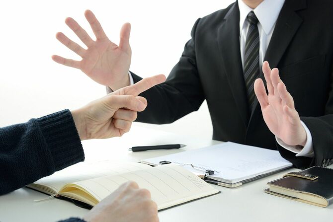 相手を指でさして批難するビジネス