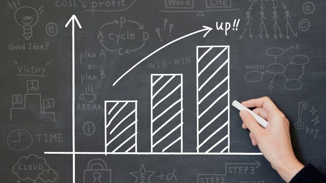 黒板に描かれた上向きのグラフ