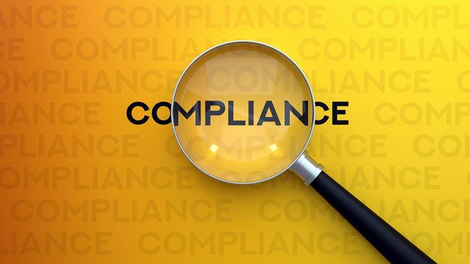 虫眼鏡で見た「COMPLIANCE」の文字