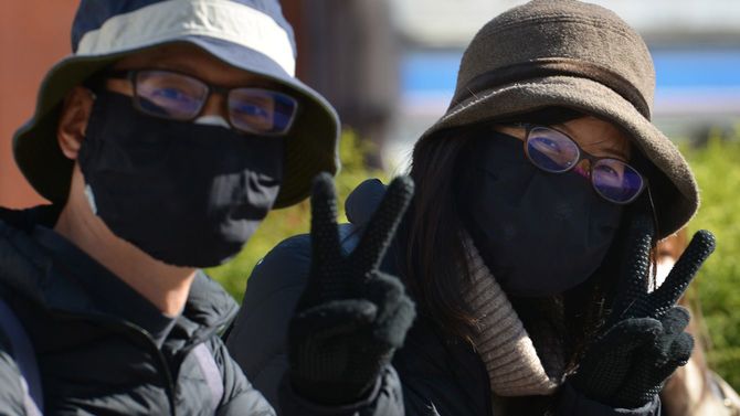 ある晴れた日の東京で、フェイスマスクで完全防備の日本人