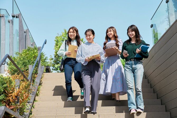 一緒に歩く4人の若い女性