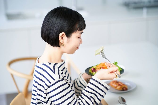 家で食事をする女性