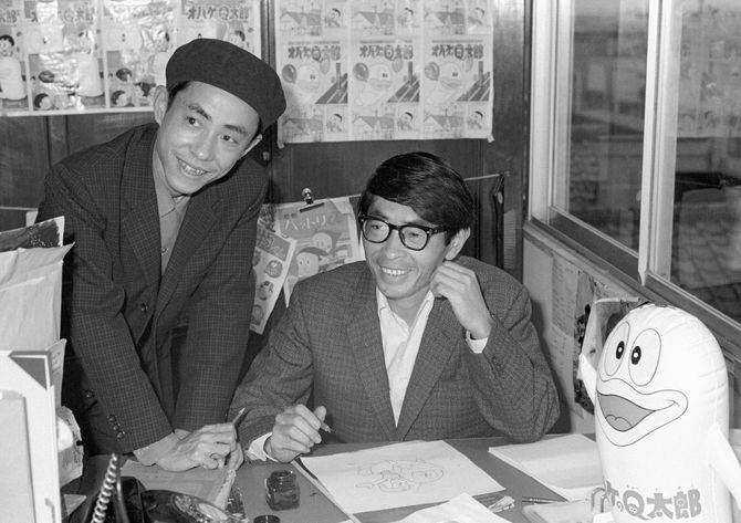 若き日の藤子・F・不二雄さん(左)と藤子不二雄●(○の中にA)さん=1965年11月