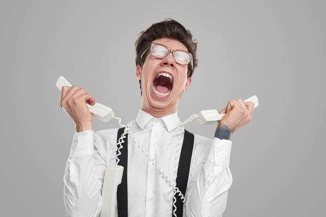 電話を持って怒っている男性