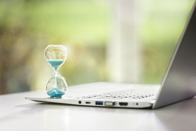 砂時計とノートパソコン