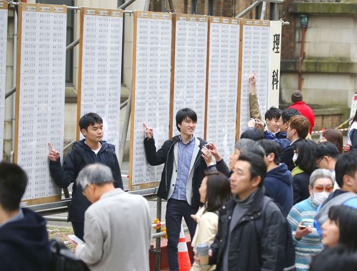 東大の前期日程入試の合格発表で、掲示板の番号を指さす受験生＝2019年3月10日午後、東京都文京区