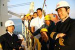 相馬丸の大井伸一船長（写真右）、小田勇雄機関長（写真左）とフィリピン人船員たち。会話はすべて英語で行われている。