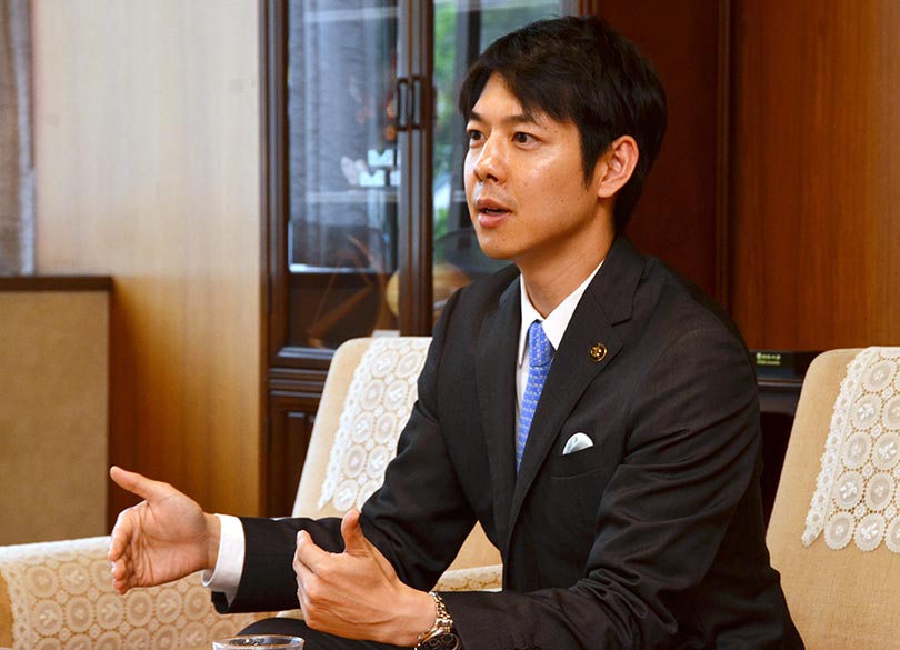 市長は年収251万「人口減」の行き着く先 夕張市長が挑む「明るい未来」