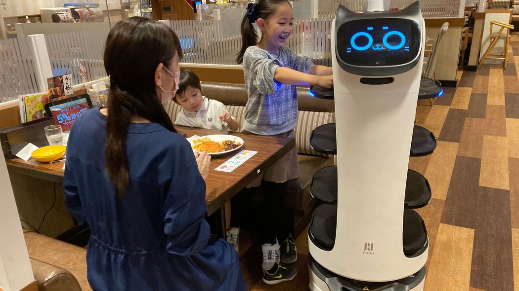 なぜファミレスで｢配膳ロボ｣が急増しているのか…人手不足だけではない｢ネコ型ロボット｣の導入背景 ｢もうロボットなしは想像できない｣という声も