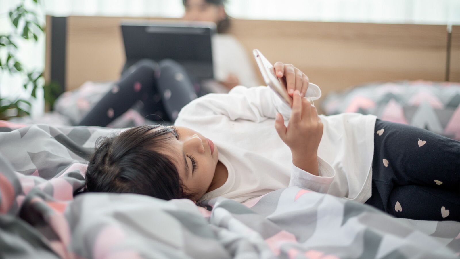 ｢スマホを1日3時間以上使う子は偏差値50に届かない｣脳科学研究者が教えるスマホ時間短縮の奥の手 スマホを1日1時間未満に減らせば成績はぐんぐん伸びる