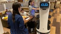 なぜファミレスで｢配膳ロボ｣が急増しているのか…人手不足だけではない｢ネコ型ロボット｣の導入背景