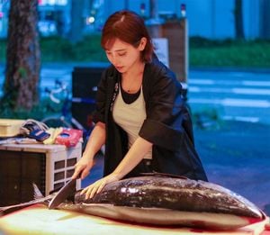 魚をさばく森朝奈さん
