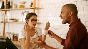 定年退職の元管理職が"カスハラ"をしやすい訳