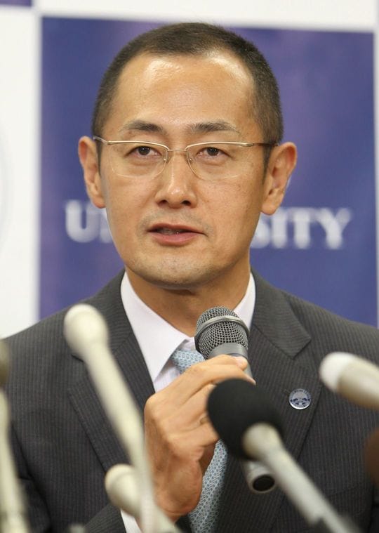 ノーベル医学・生理学賞の受賞が決まり、記者会見する京都大の山中伸弥教授